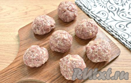 Котлетную массу делим на равные кусочки-колобки (у меня получилось 7 штук).