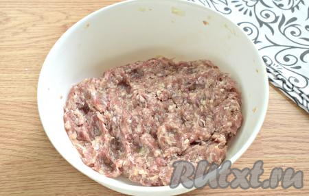 Тщательно перемешиваем фарш.