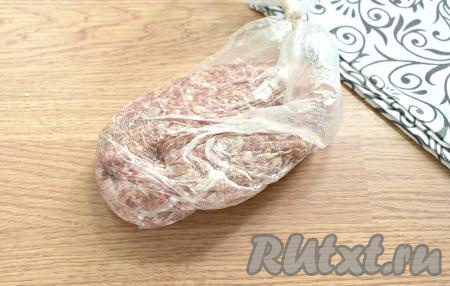 Получившуюся котлетную массу перекладываем в целлофановый прозрачный пакет и раз 25-30 отбиваем о поверхность стола (то есть поднимаем и бросаем на стол). Благодаря отбиванию, котлеты получатся более нежными и не развалятся на сковороде во время жарки.