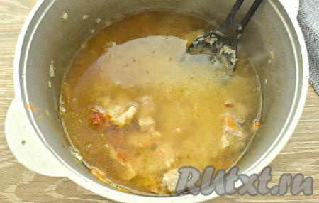 Сюда же вливаем 2 стакана горячей кипячёной воды.