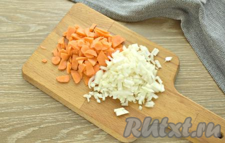 Очищаем морковку и лук. Нарезаем морковку с луком на маленькие кусочки.