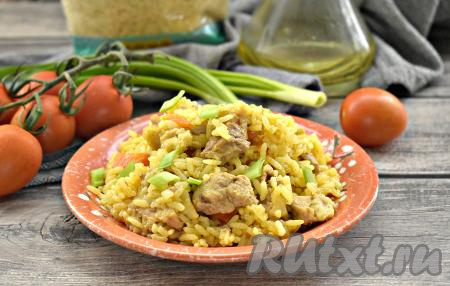 По истечении 30 минут вода выпарится и плов из пропаренного риса получится ароматным и очень аппетитным, а кусочки свинины станут мягкими. Отличное блюдо для семейного обеда или ужина!