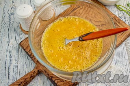 Перемешайте яичную смесь вилкой (или венчиком), чтобы желток соединился с белком. Взбивать миксером не нужно!&nbsp;