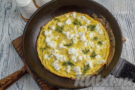 Когда верх омлета перестанет быть жидким (на его поверхности не будет влажных участков), снимите с плиты.&nbsp;