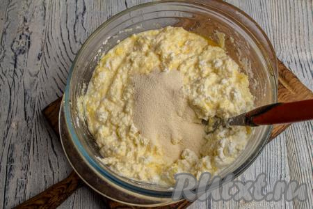 Добавьте манную крупу.