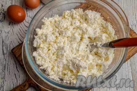 В подходящей посуде смешайте творог и сыр "Рикотта". 