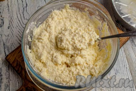 Тщательно перемешайте творожно-сырную массу и оставьте при комнатной температуре минут на 15, чтобы манка набухла.&nbsp;