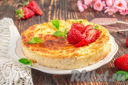 Затем запеканку, приготовленную с творогом и рикоттой, достаньте из духовки, оставьте её в форме остыть минут на 20, затем аккуратно достаньте, переложите на решётку и оставьте остывать. Когда запеканка полностью остынет, переложите её на тарелку и украсьте по желанию.