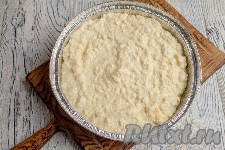 Форму для выпечки (лучше взять форму диаметром 16-18 сантиметров с бортиками высотой 3-4 сантиметра) смажьте растительным маслом, выложите творожно-сырную массу. Поставьте запеканку в заранее разогретую духовку и выпекайте минут 35-40 при температуре 180-190 градусов. Ориентируйтесь по своей духовке. Первые 30 минут, пока печётся запеканка, нельзя открывать дверцу духовки.