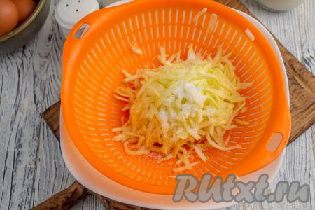 Кабачок очистите от кожицы и натрите на тёрке, добавьте, примерно, 0,5 чайной ложки соли и оставьте на 5-7 минут, чтобы кабачок пустил сок. Очищать кабачок необязательно, но с очищенным кабачком омлет получается более нежным.&nbsp;