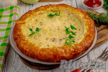 Чашу мультиварки смажьте растительным маслом. Вылейте получившуюся яично-кабачковую смесь. Установите программу "Выпечка" на 35 минут и готовьте омлет под закрытой крышкой до сигнала. После звукового сигнала не открывайте крышку мультиварки ещё минут 5-7. Затем аккуратно достаньте омлет и переложите на тарелку.&nbsp;