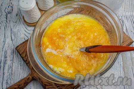 К яичной смеси влейте молоко и хорошо перемешайте вилкой (или венчиком).&nbsp;