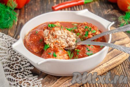 Вкусные, сытные, аппетитные тефтели, приготовленные с перловкой в томатном соусе, достаньте из духовки и присыпьте, по желанию, зеленью. Подавайте как самостоятельное блюдо или дополнив гарниром.