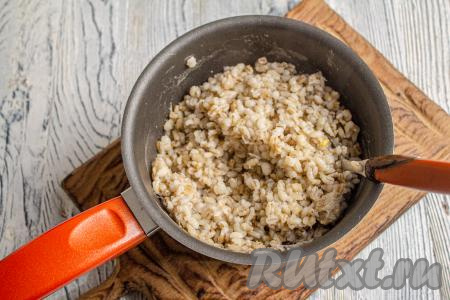 По истечении времени крупа значительно набухнет. Промойте её хорошо, переложите в кастрюльку (или сотейник), залейте чистой водой так, чтобы соотношение крупы и воды было 1:2 (то есть если вы замачивали 1 стакан крупы, то перед варкой залейте её 2 стаканами воды комнатной температуры). Поставьте на огонь, доведите до кипения, а затем варите на небольшом огне минут 30 (до полуготовности перловой каши). Дайте каше полностью остыть.