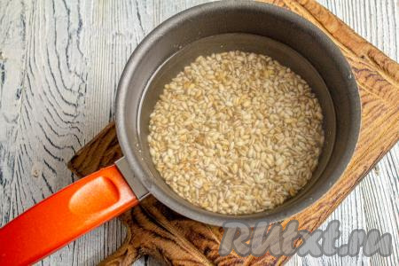 Перловку выложить в подходящую посуду, полностью залить водой и оставить, как минимум, на 6-8 часов. Я предпочитаю замачивать крупу с вечера, а на следующий день использовать для приготовления тефтелей.