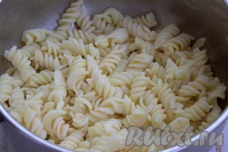 В кастрюлю подходящего размера влить воду, поставить на сильный огонь, а после закипания всыпать щепотку соли и макароны, уменьшить огонь. Сразу же перемешать хорошо. Варить пасту до готовности, не забывая иногда помешивать, в течение времени, указанного в инструкции на упаковке (обычно на отваривание требуется 7-9 минут). Готовые макаронные изделия откинуть на дуршлаг и дождаться, пока лишняя жидкость стечёт. Слегка побрызгать пасту оливковым маслом и перемешать.