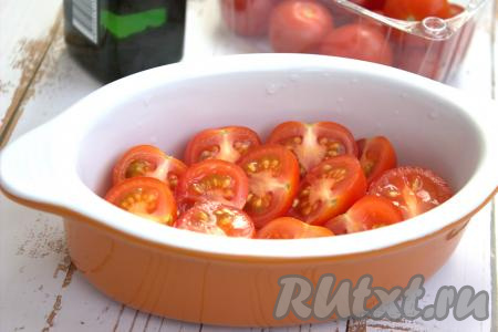 Духовку разогреть до 200 градусов. Тем временем помидоры черри разрезать пополам (или на четвертинки), поместить помидорки в форму для запекания срезами вверх и запекать в заранее разогретой духовке, примерно, 7-10 минут при температуре 200 градусов (я запекала в двух разных формах).