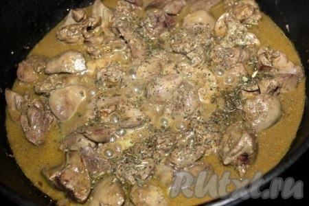 В конце приготовления куриную печень посолить и посыпать сухим базиликом, дать постоять минуты 3 на слабом огне или на выключенной конфорке.