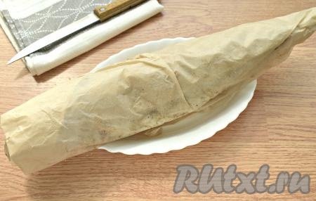 Плотно заворачиваем скумбрию в пергамент, кладём на тарелку и убираем в холодильник. Засаливаем рыбу в холодильнике в течение суток.