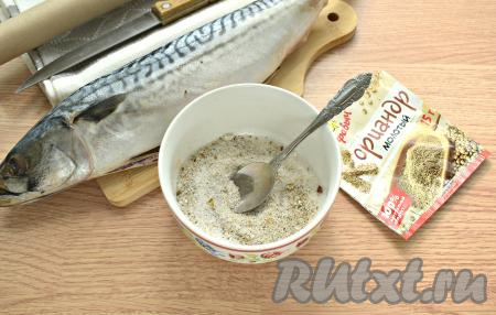 В&nbsp;небольшой миске смешиваем соль, сахар, молотый кориандр и чёрный молотый перец.

