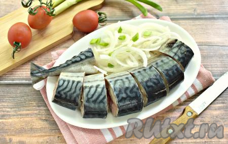 Спустя сутки можно приступать к дегустации рыбки. Разверните пергаментную бумагу, нарежьте целую рыбу на кусочки, полейте её немного растительным маслом и, дополнив нарезанным репчатым луком, подавайте к столу. Уверена, вкусная, ароматная скумбрия сухой засолки понравится многим! А приготовить такое рыбное блюдо в домашних условиях очень просто!