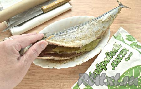 В брюшко рыбы помещаем пару лавровых листочков.