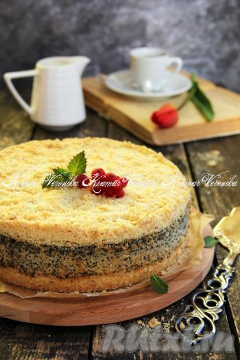 По прошествии времени снять бортики формы и переложить вкусный, нежный немецкий маковый пирог, приготовленный с творогом и манкой, на тарелку. Можно угощаться!