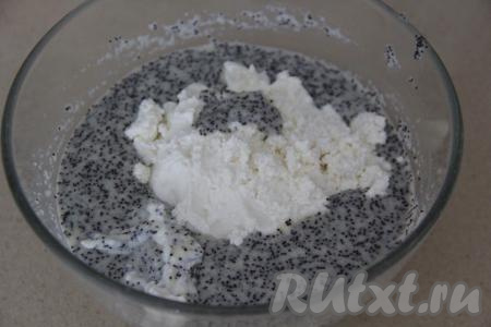 Затем добавить творог, хорошо перемешать творожно-маковую массу вилкой.