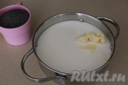 Теперь займёмся начинкой, для этого в кастрюле нужно соединить молоко, сахар и сливочное масло. Поставить кастрюлю на огонь и прогреть молочно-масляную смесь, помешивая, до полного растворения масла.