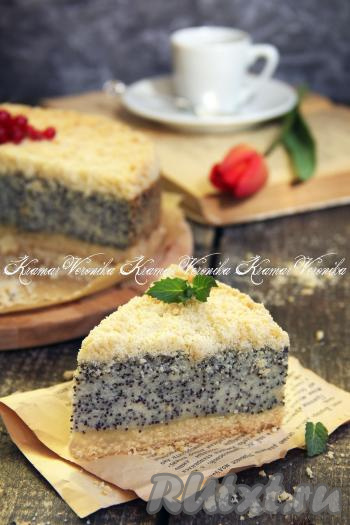 Посмотрите, какой красивый разрез у нашего немецкого макового творожника.