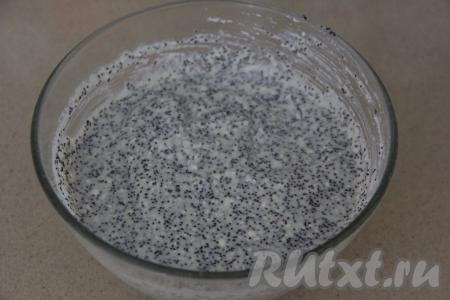 Творожно-маковая масса получится не очень жидкой, по консистенции она будет напоминать сметану средней жирности.