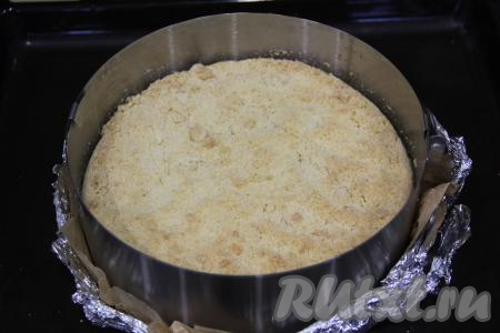 Готовый насыпной пирог с творожно-маковой начинкой полностью остудить, а затем поставить в прохладное место минимум на 5 часов для стабилизации. Я поставила пирог в холодильник на ночь.&nbsp;