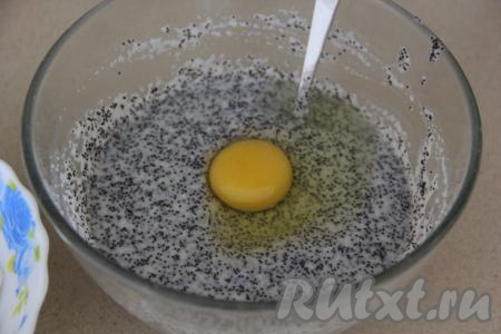За это время масса набухнет. Вбить в массу сырое яйцо и перемешать вилкой.