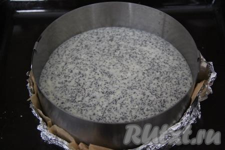 Разъёмную форму достать из холодильника, выложить в неё творожно-маковую массу поверх песочной основы.