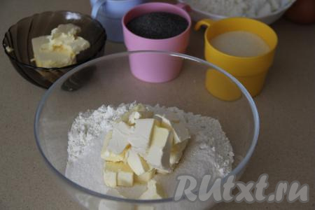 Вначале замесим песочное тесто-крошку, которая и станет основой немецкого макового творожника. Для этого в глубокой миске нужно соединить просеянную муку, сахар и холодное сливочное масло, нарезанное на кубики.