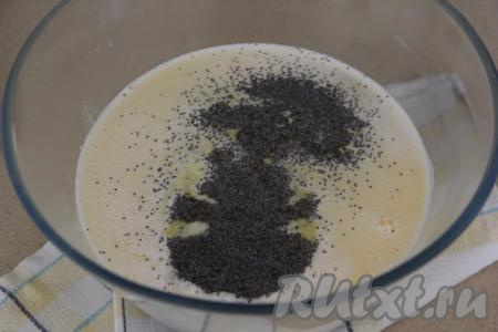 Перелить горячую молочно-масляную смесь (её температура должна быть, примерно, 70 градусов) в миску, добавить мак, перемешать. Затем всыпать манку и ещё раз перемешать. Оставить массу на 20 минут.