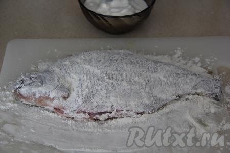 Обвалять леща в муке со всех сторон.&nbsp;