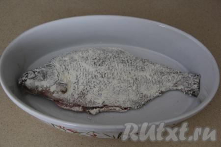 Переложить леща в муке в жаропрочную форму (или на противень) и поставить минут на 20 в духовку, разогретую до 180 градусов.