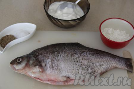 Если лещ заморожен, тогда нужно полностью разморозить рыбку при комнатной температуре. Леща очистить от чешуи, убрать внутренности вместе с чёрной плёнкой из брюшка. Промыть рыбу под водой, а затем обсушить её бумажным полотенцем.&nbsp;