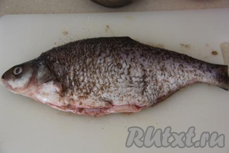 Натереть рыбку и снаружи, и внутри солью и специями. Я использовала специи для рыбы.&nbsp;
