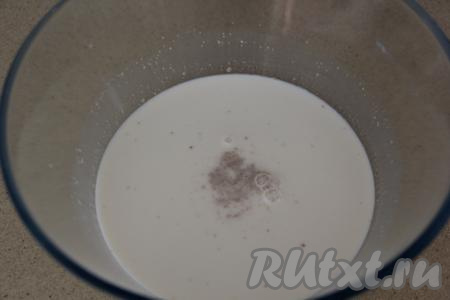 Вначале замесим тесто, для этого молоко нужно подогреть, примерно, до 38-40 градусов, затем перелить в объёмную миску. В тёплое молоко всыпать сухие дрожжи и сахар, перемешать и оставить минут на 15 в тёплом месте. На поверхности молочно-дрожжевой смеси появится пенистая шапочка - это означает, что дрожжи начали работать.