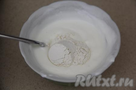 Для приготовления начинки для шанег соединить сметану и муку, хорошо перемешать.