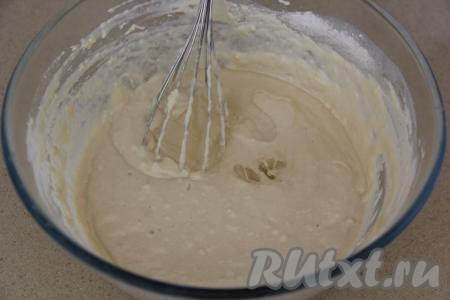 Влить растительное масло и перемешать. Накрыть миску с тестом пищевой плёнкой и убрать на 30 минут в тёплое место, без сквозняков.