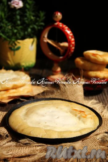 Выпекать наливные шаньги со сметаной в разогретой духовке минут 15 при температуре 200 градусов.