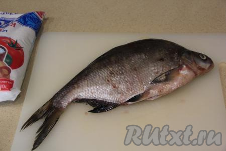 Если лещ заморожен, его нужно полностью разморозить при комнатной температуре (или на нижней полке холодильника). Удалить из рыбки внутренности с чёрной плёночкой. Чешую чистить не нужно! Промыть рыбу и обсушить.