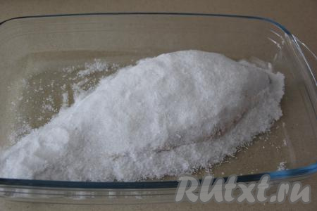 Выложить 350-450 грамм соли поверх рыбы. Количество соли зависит от размера леща. Тщательно обложить рыбку солью со всех сторон и оставить минут на 20. Лещ даст сок.&nbsp;