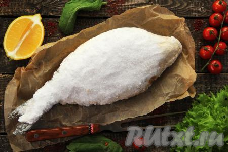 Затем слегка прижать соль к лещу, рыба должна быть полностью покрыта солью. Поставить леща под солью в разогретую духовку и запекать 1 час при температуре 180 градусов.