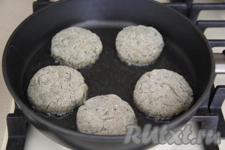 В сковороду влить растительное масло, хорошо его разогреть и выложить грибные котлеты.