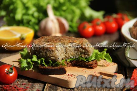 Готовые котлеты из замороженных лесных грибов переложить на тарелку и подать к столу в тёплом виде. Уверена, эти ароматные, вкусные грибные котлетки никого не оставят равнодушным!