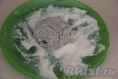 Масса должна получиться удобная для формирования котлет. Если масса жидкая (всё зависит от влажности грибов), то можно добавить в неё немного панировочных сухарей или муки. Сформировать из грибного фарша руками котлеты и обвалять их в панировочных сухарях со всех сторон.